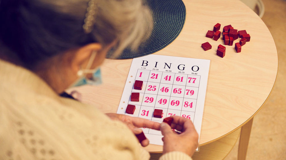 Senior spelar bingo