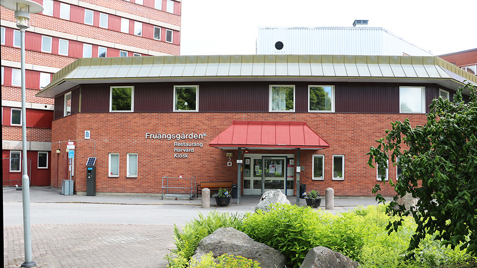 Fruängsgårdens entré i en röd tegelbyggnad.