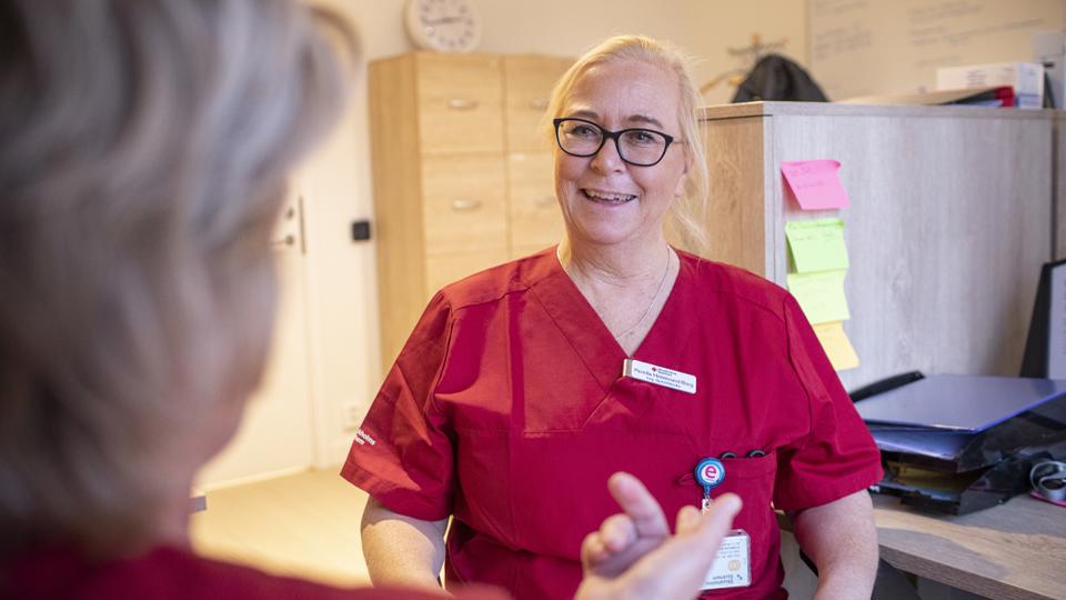 Två sjuksköterskor pratar med varandra.