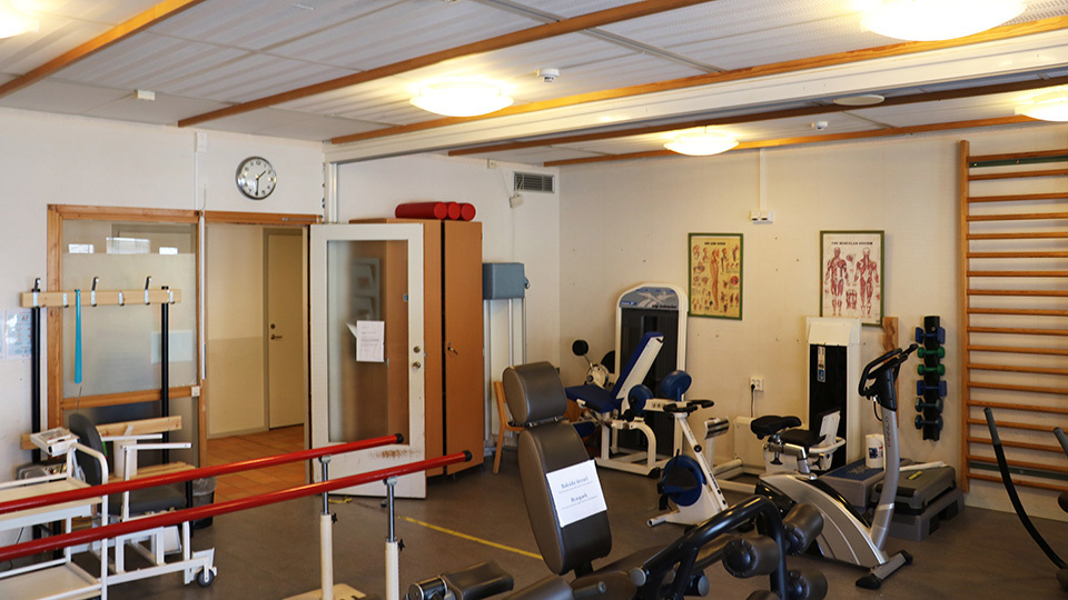 Gym med olika maskiner.
