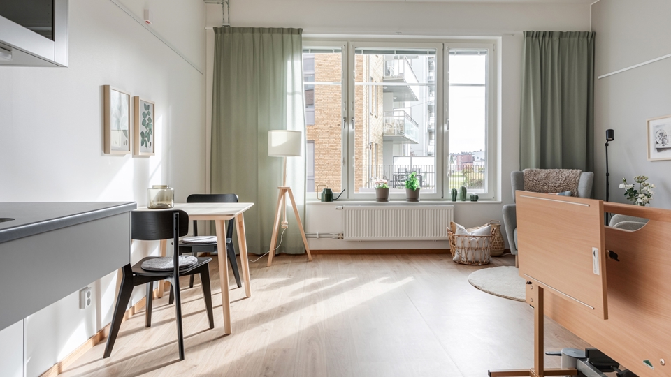 Vy över rum med möblering.