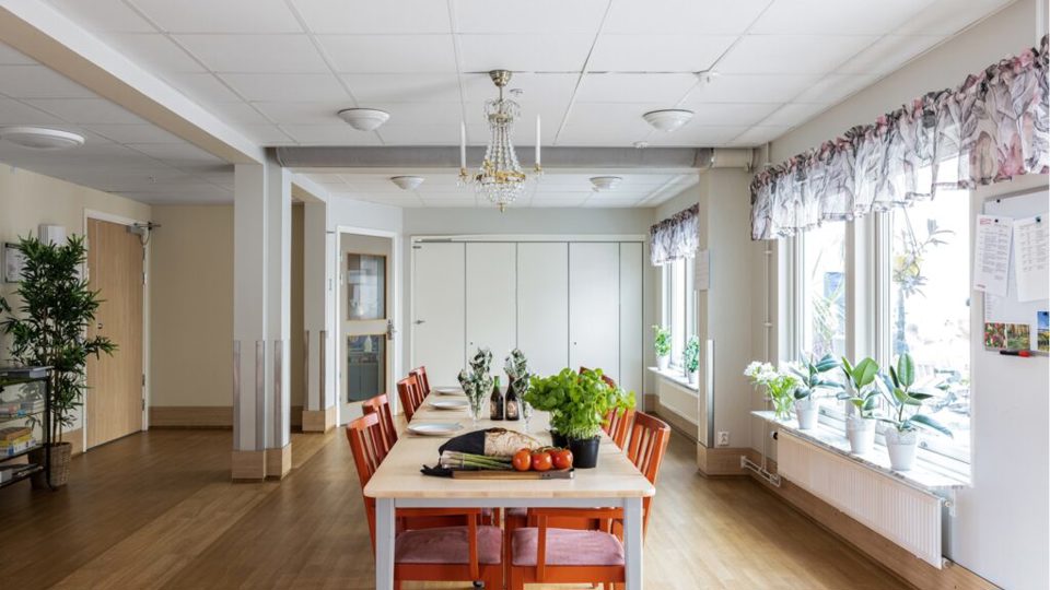 Ett dukat bord i Villa Vårbackas matsal.