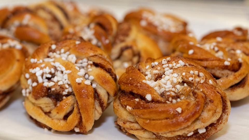 Ett fat med kanelbullar.