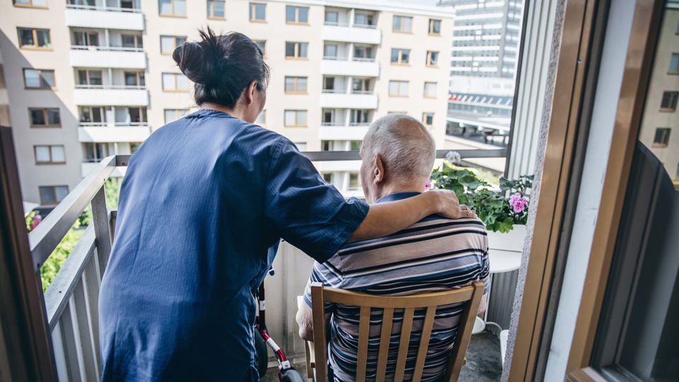 Boende och personal på en balkong.