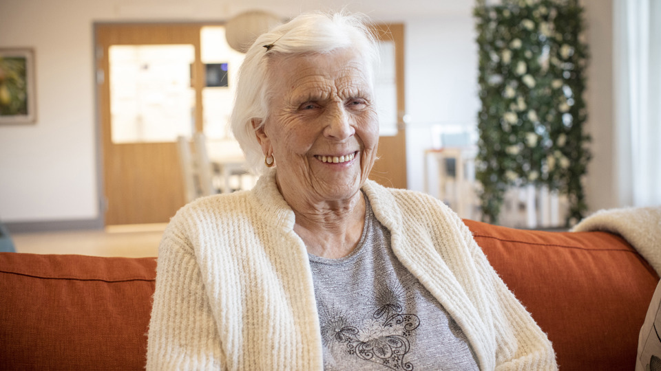 Glad äldre kvinna.