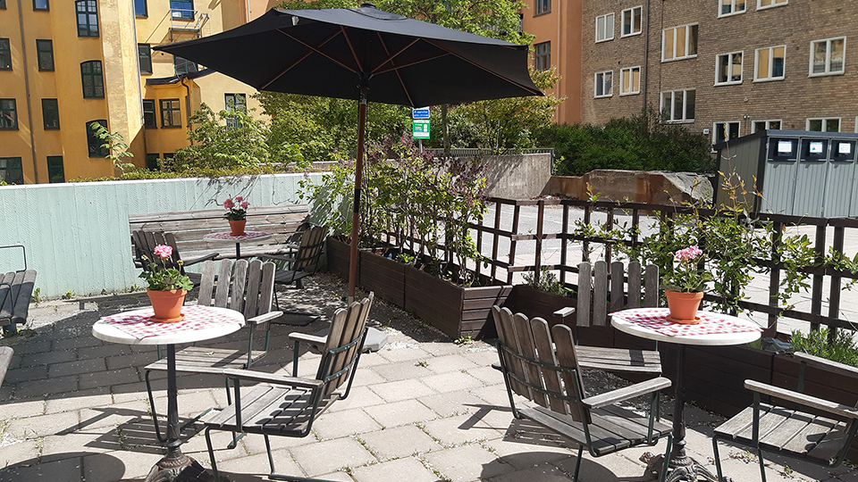Ljus terrass med möbler gatuplan