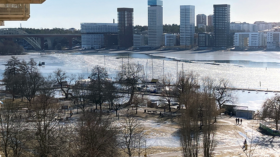 Utsikt från en balkong taget från ett högre våningsplan