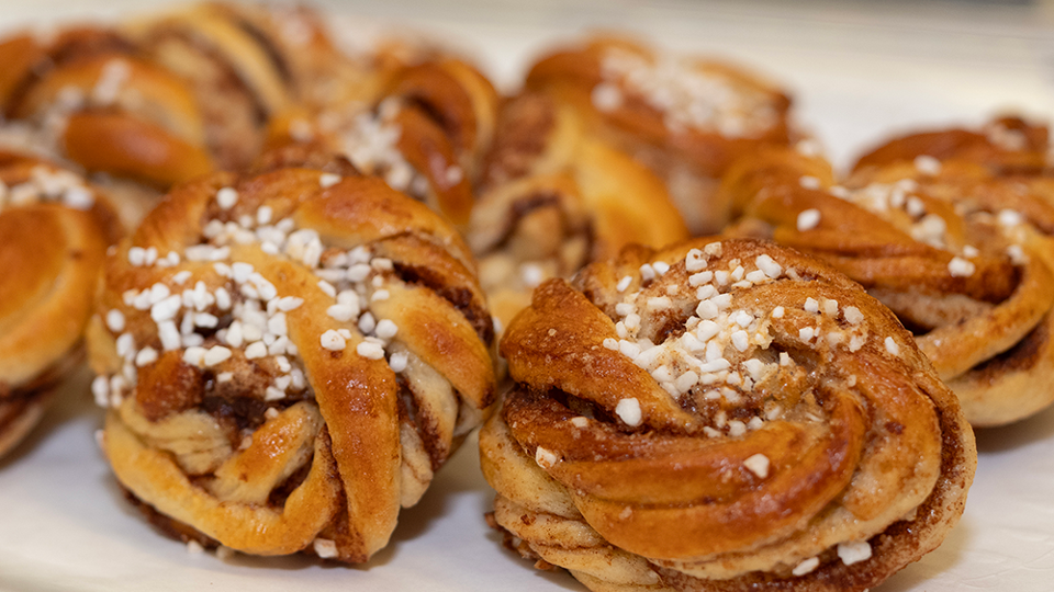 Ett fat med kanelbullar.