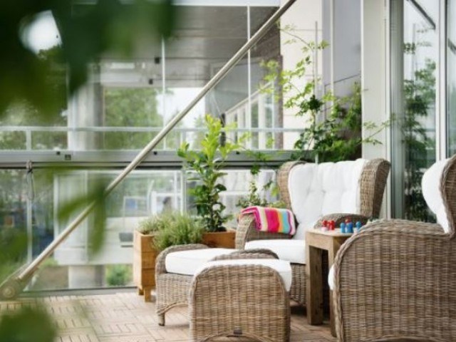 Balkong med sittmöbler och växter
